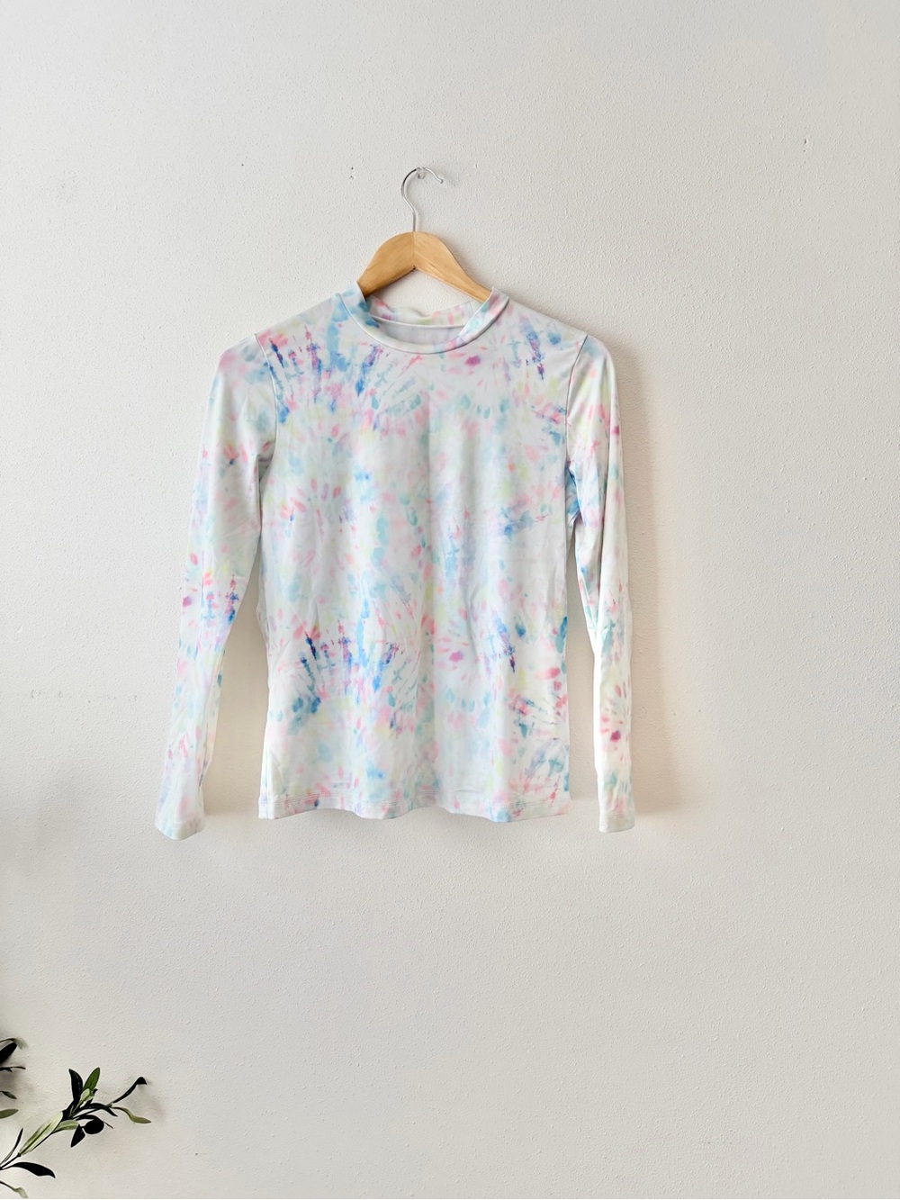 Cat & Jack Tie-Dye rash guard / swim Shirt